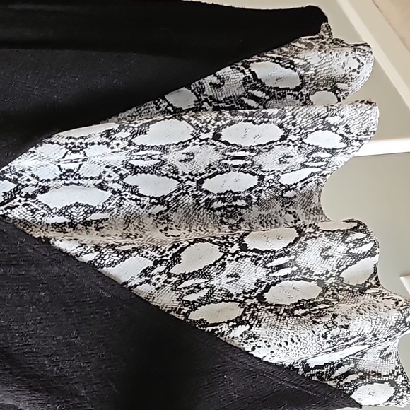 Euc lightweight black v neck sweater (D38) - Picture 4 of 5